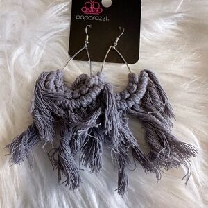 🩷5/$10 Paparazzi Gray Feather Tassel Earrings
